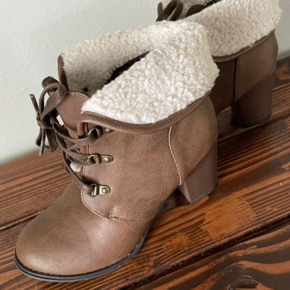 Bethany M🖤ta (Mota) Bootie Heel Lace Up w/ Sherpa Style Detail, size 10 - Picture 8 of 13